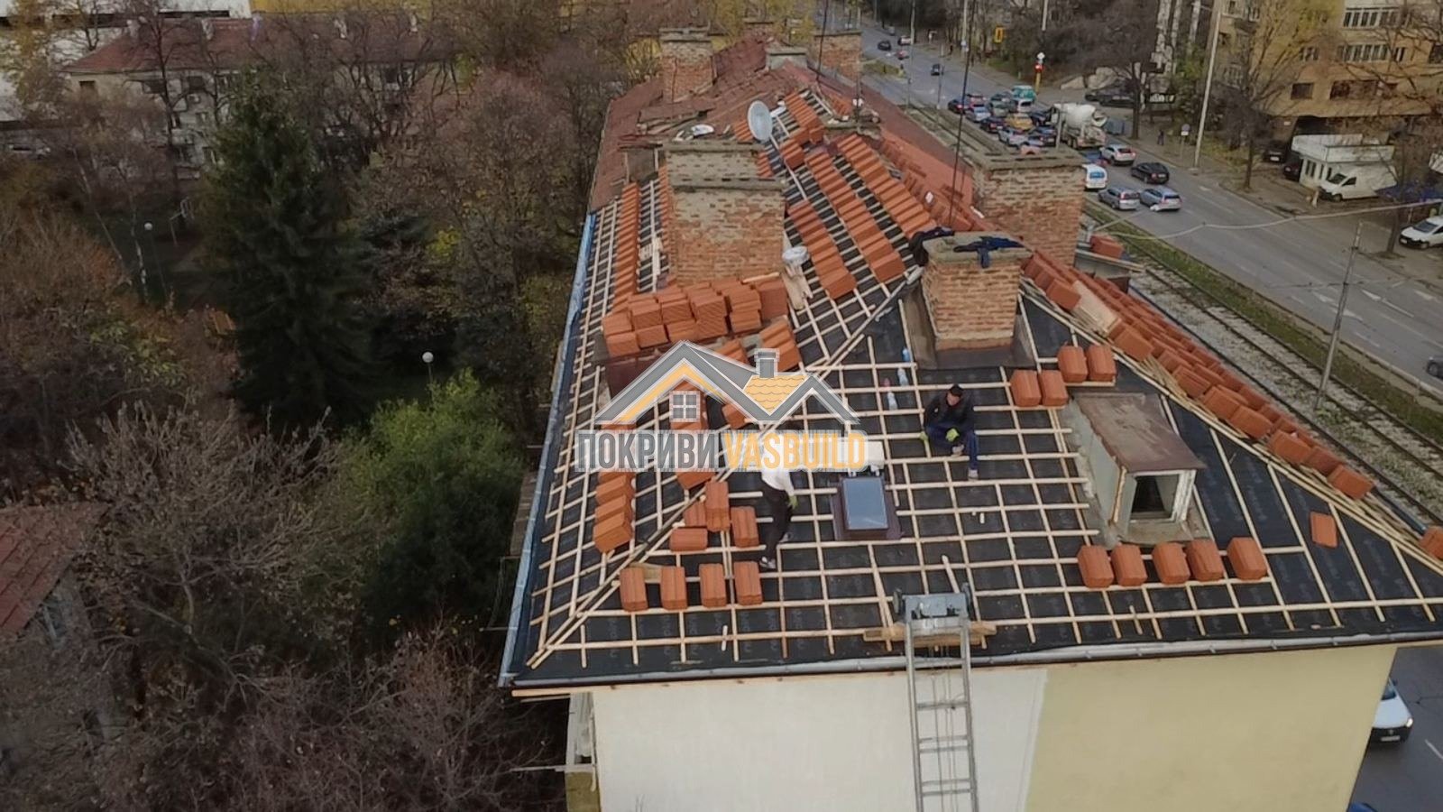 Керемиден покрив в процес на ремонт от екипа на Покриви VasBuild